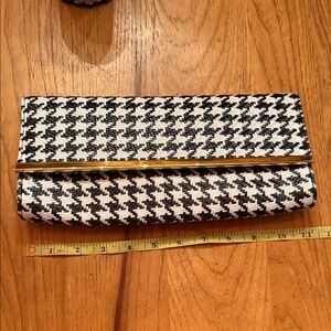 Joan Rivers Black and White Houndstooth Clutch EC